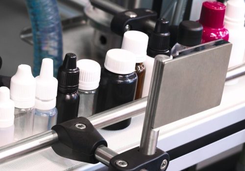 pildoras-medicina-industria-farmaceutica-estan-llenando-botella-transportador-maquina-linea-produccion-enfoque-selectivo-fabrica-medica_263512-4977